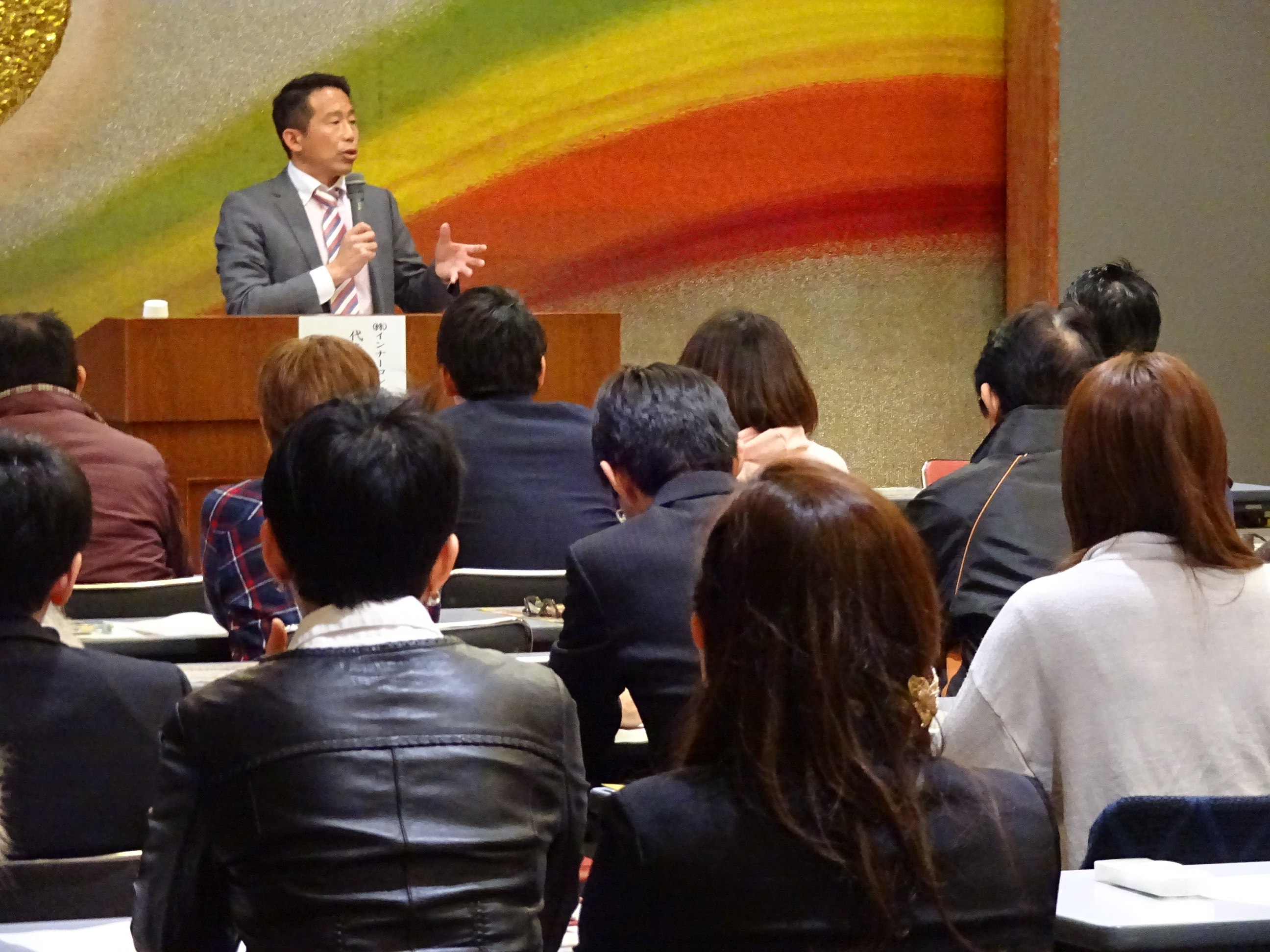 郡司守の講演中の様子